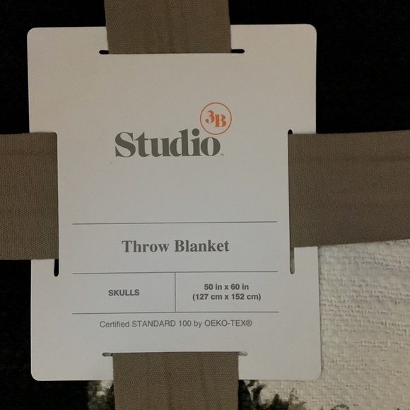 *NWT* Skulls Throw Blanket - Picture 3 of 4